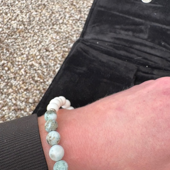 Genuine Jade beaded stretch bracelet - Picture 4 of 6
